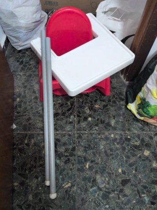Trona Ikea roja con bandeja