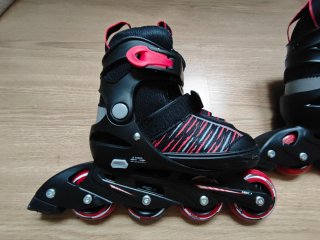 Patines en línea negros y rojos ajustables