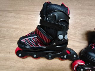 Patines en línea negros y rojos ajustables