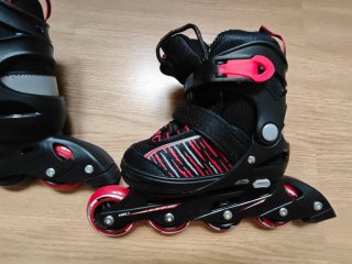 Patines en línea negros y rojos ajustables