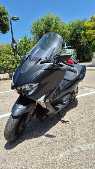 Yamaha TMAX Maxi Scooter Negra/Gris