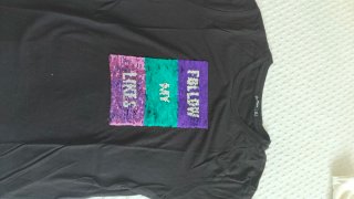 Camiseta negra con lentejuelas corazón