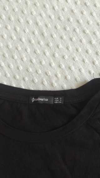 Camiseta negra con lentejuelas corazón