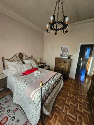Cama antigua de metal y tela