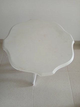 Mesa auxiliar blanca de madera
