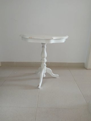 Mesa auxiliar blanca de madera