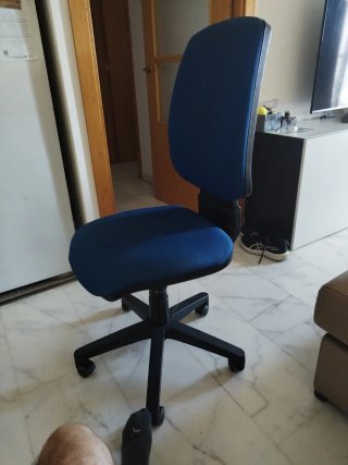 Silla de oficina azul y negra