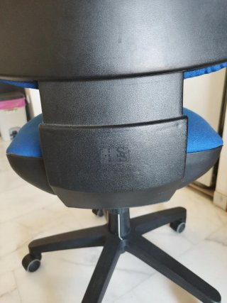 Silla de oficina azul y negra