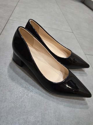 Zapatos de tacón bajo grueso acharolados Talla 38