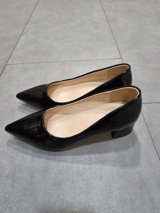 Zapatos de tacón bajo grueso acharolados Talla 38