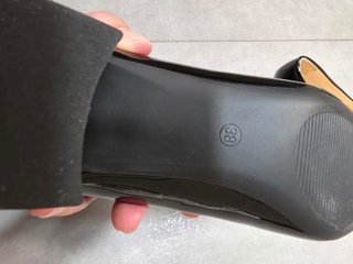 Zapatos de tacón bajo grueso acharolados Talla 38