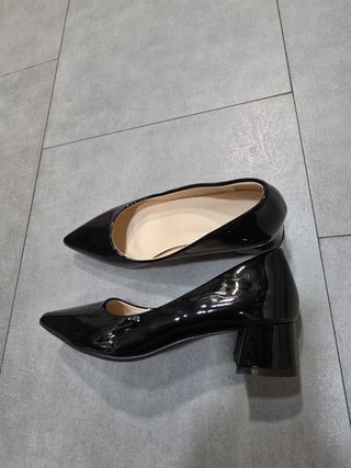 Zapatos de tacón bajo grueso acharolados Talla 38