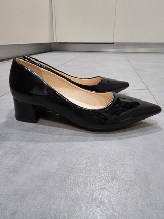 Zapatos de tacón bajo grueso acharolados Talla 38
