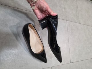Zapatos de tacón bajo grueso acharolados Talla 38