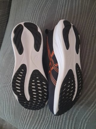 Zapatillas Asics Negras y Naranjas