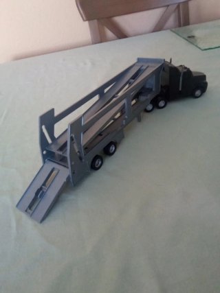 Camión transportador de coches.