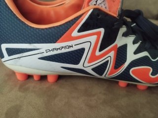 Botas de fútbol Joma azules y naranjas