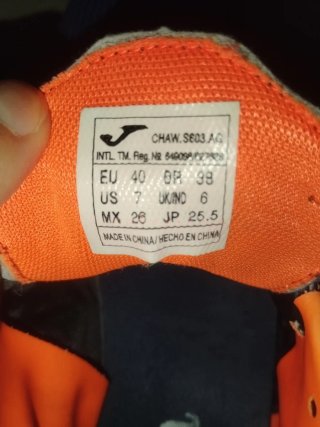 Botas de fútbol Joma azules y naranjas