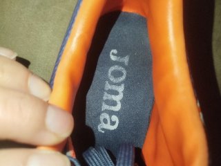 Botas de fútbol Joma azules y naranjas