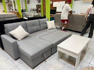 Sofa cama gris moderno con mesa blanca