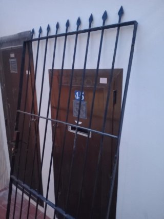 Puerta exterior de hierro