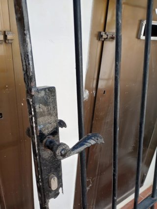Puerta exterior de hierro