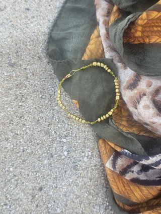Pulsera alambre hecha a mano con cuentas