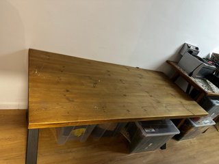 Mesa de madera rústica
