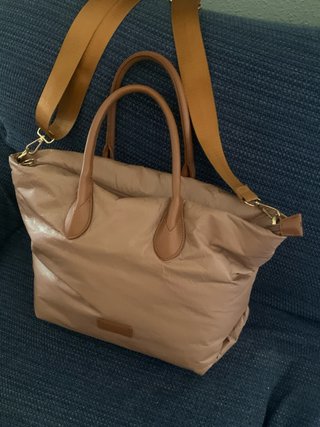 Bolso de hombro beige y marrón