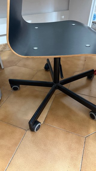 Silla de oficina negra regulable