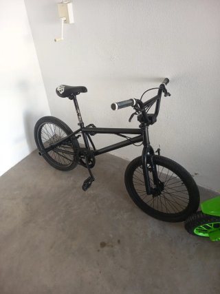Bicicleta BMX Negra