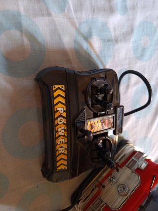 Camión de bomberos de juguete rojo
