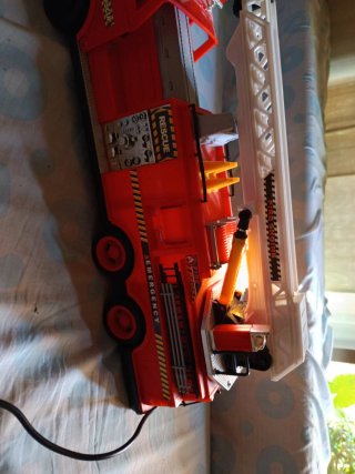 Camión de bomberos de juguete rojo