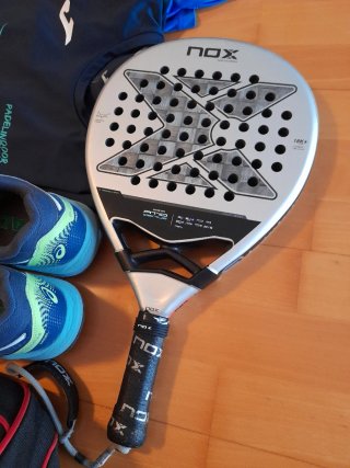 Lote Padel Nox AT10 Luxury 2024 + Accesorios