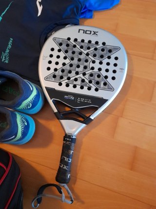 Lote Padel Nox AT10 Luxury 2024 + Accesorios