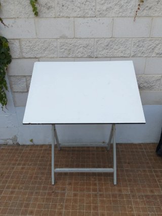Mesa de dibujo blanca regulable