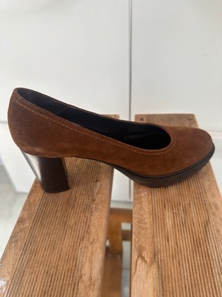 Zapatos de tacón marrones de ante