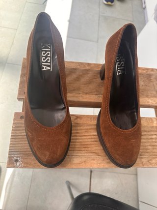 Zapatos de tacón marrones de ante