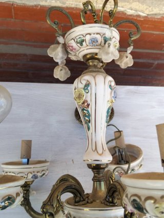 Lámpara antigua bronce y cerámica floral