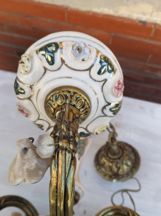 Lámpara antigua bronce y cerámica floral