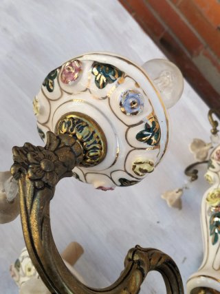 Lámpara antigua bronce y cerámica floral