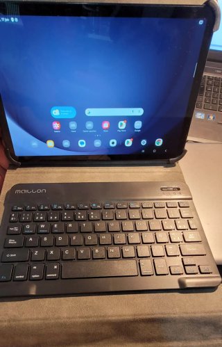 Tablet GALAXY TAB A9+   con teclado y funda