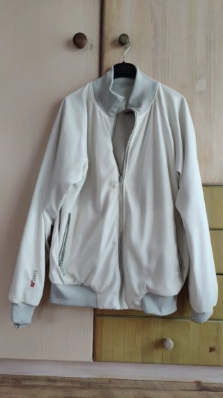 Cazadora reversible en gris claro y blanco roto