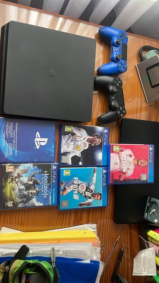 Consola PS4 Slim + 3 Juegos FIFA y Horizon