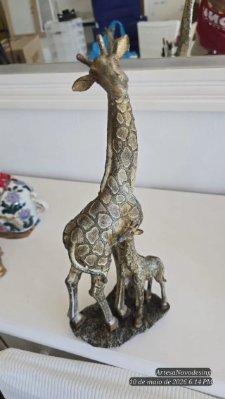 Jirafa decorativa de resina