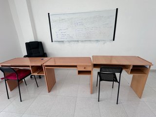 Escritorios de madera y plástico