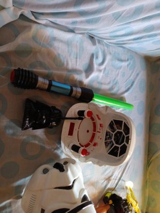 Espada de luz verde y casco Stormtrooper