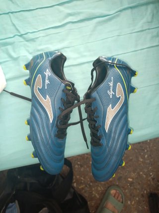 Zapatillas de fútbol Joma azules y negras