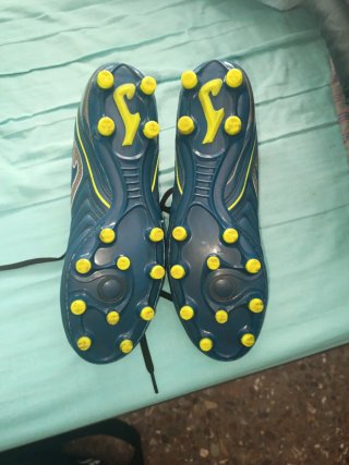 Zapatillas de fútbol Joma azules y negras