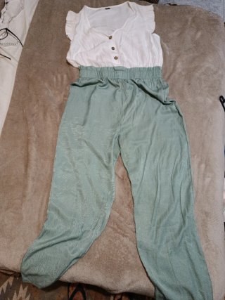 Mono blanco y verde sin mangas
